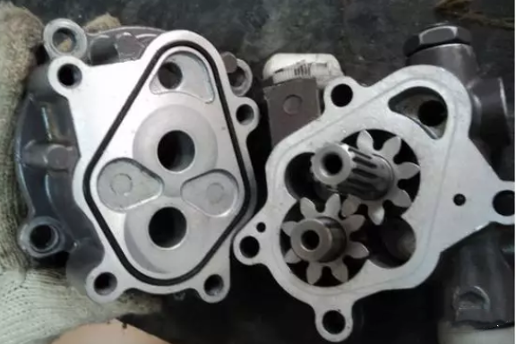 挖掘機先導(dǎo)泵壓力怎么調(diào)解？